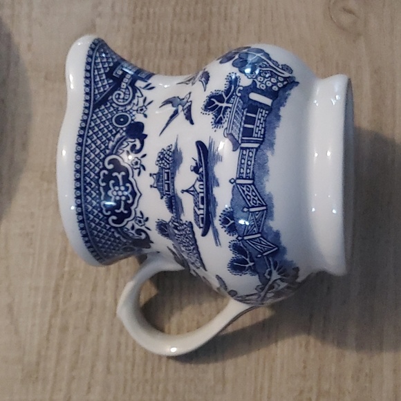 Vintage Churchill Blue Willow set of dishware - Picture 4 of 6